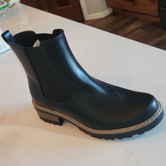 New without tags boots - Picture 2 of 3